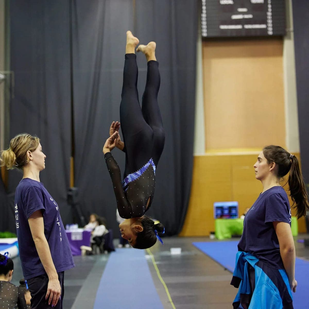 Atleta de ginástica do Clube Parque das Nações em competição, acompanhada pelas treinadoras